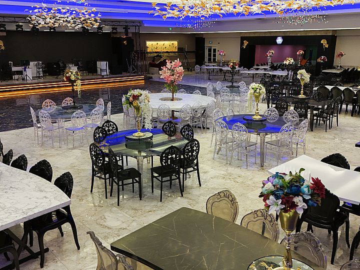 Okyanus Salon sahne, dans pisti ve masa düzeni