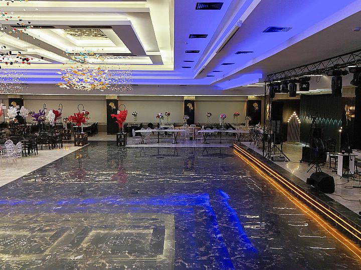 Kardelen Plaza sahne ve geniş dans pisti görünümü