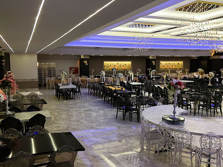Kardelen Plaza davet salonunda masa ve oturma düzeni